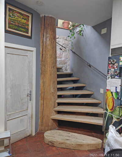 Escalera de madera con tronco de árbol