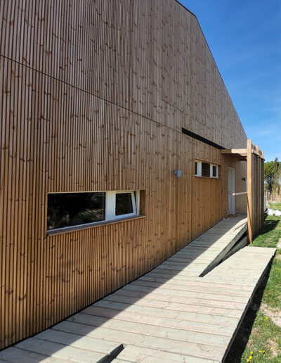 Entrata en fachada de madera termotratada en vivienda unifamilar