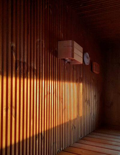 sauna con paredes de madera termotratada