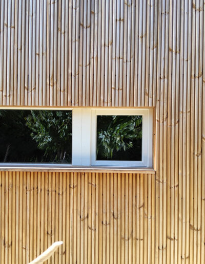 ventana en fachada de madera termotratada